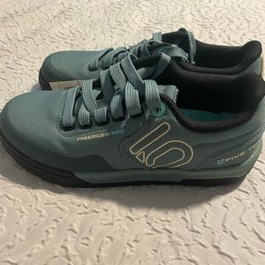 Women’s size 6 Five ten freerider shoes.